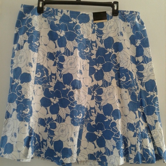 Lane Bryant Blue/White Floral skirt sz.22/24 NWT - Picture 2 of 7